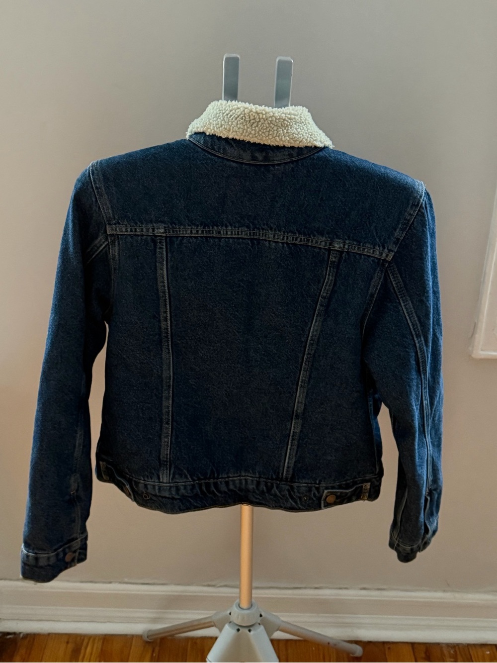 Levi’s Men’s Sherpa-Lined Denim Trucker Jacket – Size M - Picture 9 of 13